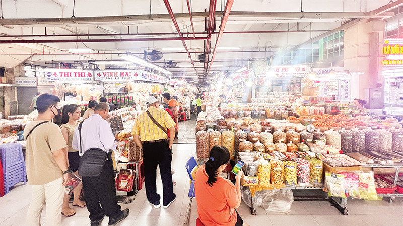 Mua sắm tại Trung tâm Thương mại dịch vụ An Ðông-Chợ An Ðông. 