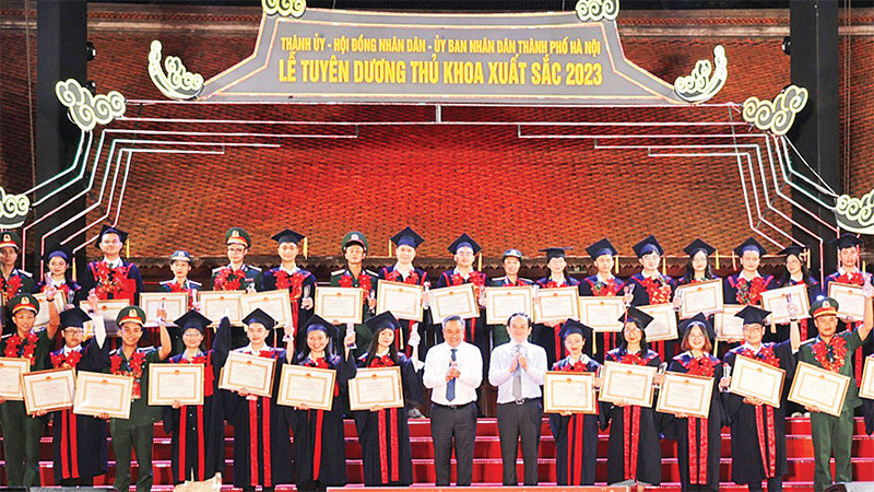 Thành phố Hà Nội tuyên dương thủ khoa xuất sắc năm 2023. (Ảnh Phạm Hùng) 