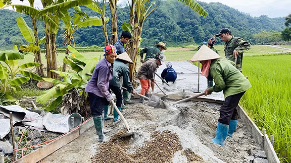 Ðổ bê-tông đường giao thông nông thôn tại xã Ðạo Ðức, huyện Vị Xuyên, tỉnh Hà Giang. (Ảnh QUỲNH ANH) 
