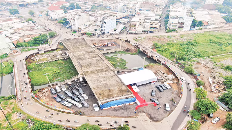 Sau 5 năm tạm dừng, cầu Tân Kỳ-Tân Quý vừa được xây dựng trở lại nhờ chuyển đổi hình thức đầu tư từ BOT sang sử dụng nguồn vốn ngân sách. 