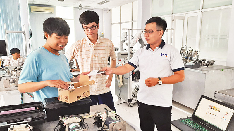 Ðào tạo nguồn nhân lực tự động hóa tại Trung tâm Ðào tạo Khu Công nghệ cao, đơn vị trực thuộc Khu Công nghệ cao Thành phố Hồ Chí Minh. 