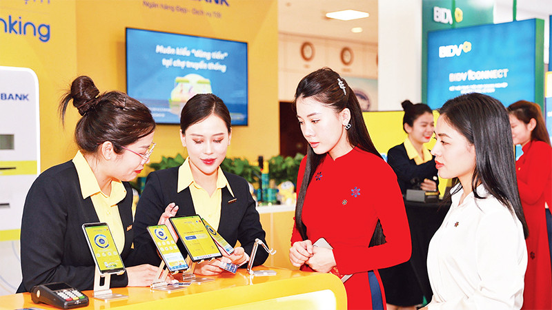 Khách hàng trải nghiệm tương tác cùng Robot OPBA của Nam Á Bank. 
