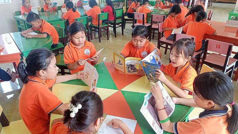 Giờ đọc sách của học sinh Trường tiểu học Cẩm Sơn, huyện miền núi Anh Sơn. (Ảnh ÐÌNH PHƯỢNG) 