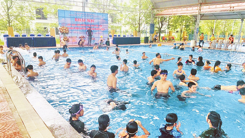 Lớp dạy bơi miễn phí cho trẻ em dịp hè trên địa bàn huyện Mê Linh, Hà Nội. (Ảnh THÙY PHẠM)