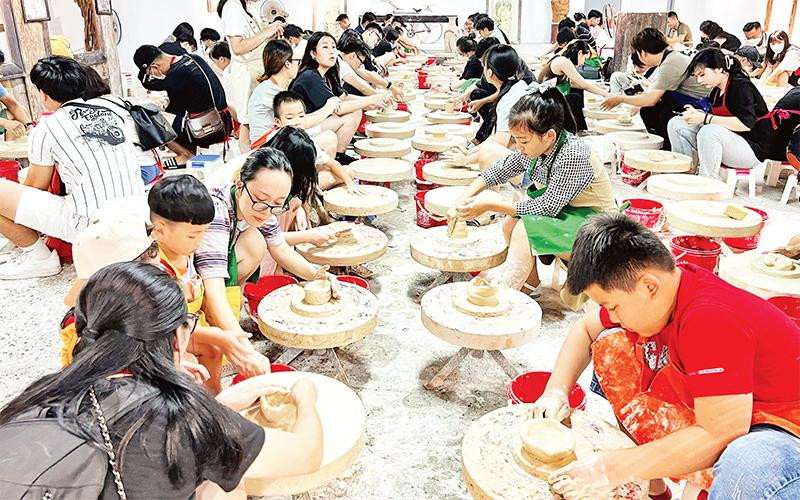 Học làm gốm ở Bát Tràng (Hà Nội) là hoạt động được nhiều bạn nhỏ yêu thích trong dịp hè 2022. 