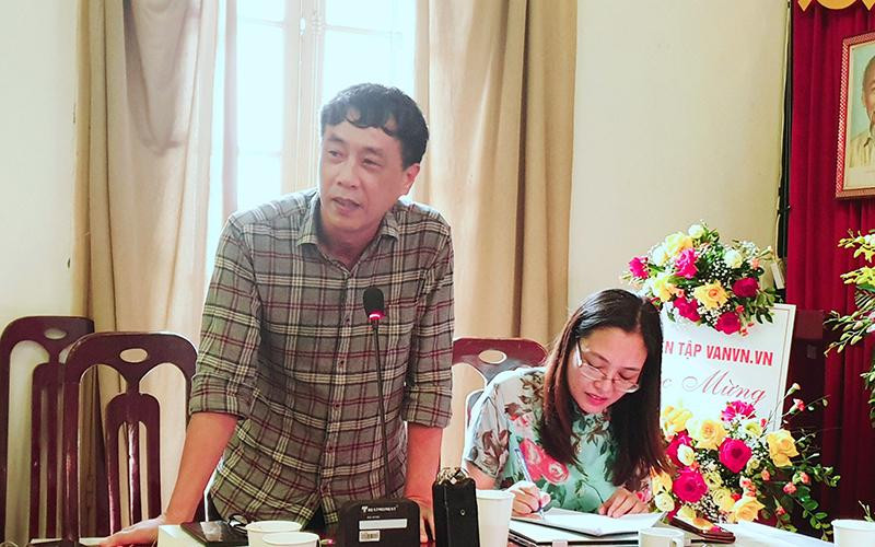 Nhà văn Nguyễn Bình Phương tại tọa đàm. (Ảnh Thúy Tình) 