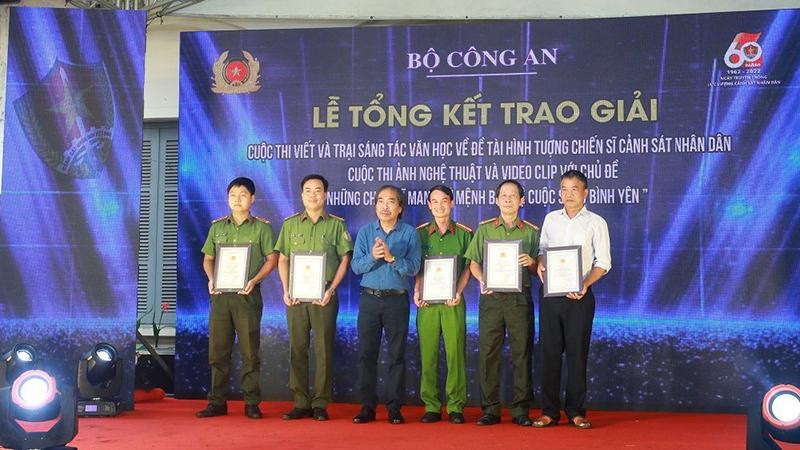 Chủ tịch Hội Nhà văn Việt Nam Nguyễn Quang Thiều trao giải Ðặc biệt và giải A cho các tác giả đoạt giải. 