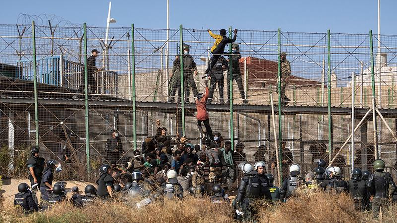 Người di cư cố gắng vượt biên giới từ Maroc vào vùng Melilla của Tây Ban Nha. (Ảnh AP) 