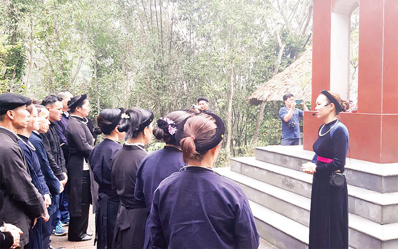 Du khách tham quan di tích đồi Nà Pậu, thuộc ATK Chợ Ðồn, tỉnh Bắc Kạn. 