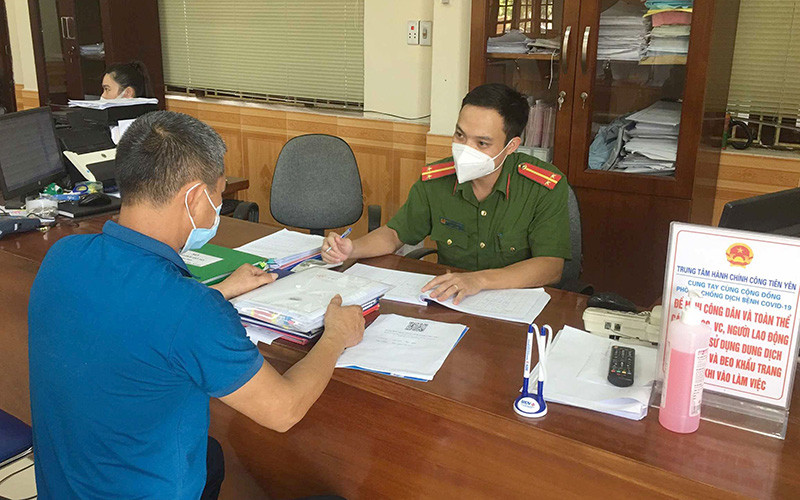 Công an huyện Tiên Yên, tỉnh Quảng Ninh hướng dẫn doanh nghiệp làm thủ tục thuộc lĩnh vực phòng cháy, chữa cháy. (Ảnh Nguyễn Nguyên) 