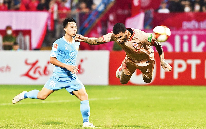 Cầu thủ Jhon Cley đánh đầu ghi bàn thắng thứ 3 cho đội Công an Hà Nội FC. (Ảnh TRẦN HẢI) 