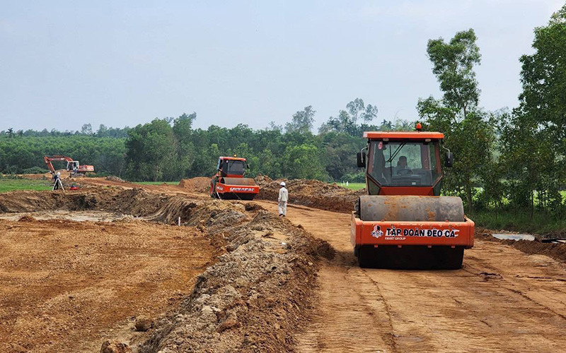 Các nhà thầu triển khai máy móc, phương tiện bạt núi, san lấp mặt bằng mở tuyến cao tốc Quảng Ngãi-Hoài Nhơn. 