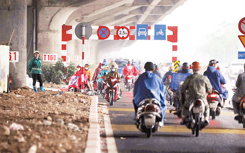 Khi không có lực lượng công an, các phương tiện xếp hàng dài đi ngược chiều trên đường Nguyễn Xiển mở rộng. (Ảnh NGỌC LINH) 