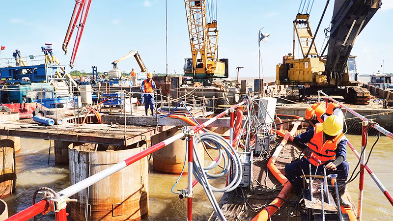 Trên công trường cầu Ðại Ngãi 2, phía huyện Cù Lao Dung, tỉnh Sóc Trăng. 