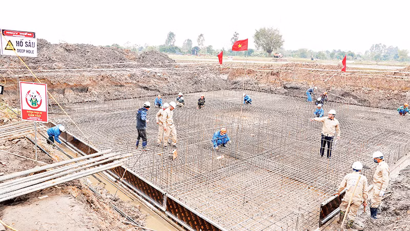 Thi công vị trí 201 Ðường dây 500 kV mạch 3 đoạn Nhà máy Nhiệt điện Nam Ðịnh I-Phố Nối (địa phận Thái Bình). 