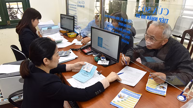Người dân làm thủ tục tại Bảo hiểm xã hội tỉnh Hưng Yên. (Ảnh TRẦN HẢI) 