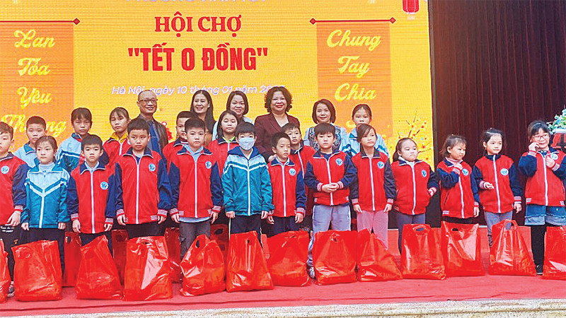 Phường Vĩnh Tuy tổ chức trao quà Tết tặng các em nhỏ hoàn cảnh khó khăn. 