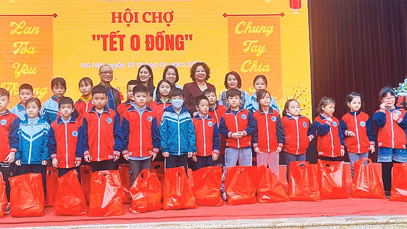 Phường Vĩnh Tuy tổ chức trao quà Tết tặng các em nhỏ hoàn cảnh khó khăn. 