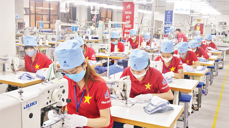 Sản xuất hàng may mặc tại Tổng công ty May 10. 