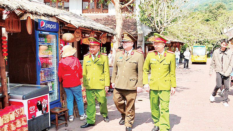 Công an thành phố Uông Bí ứng trực tại khu di tích danh thắng Yên Tử, bảo đảm an ninh trật tự và an toàn giao thông. 