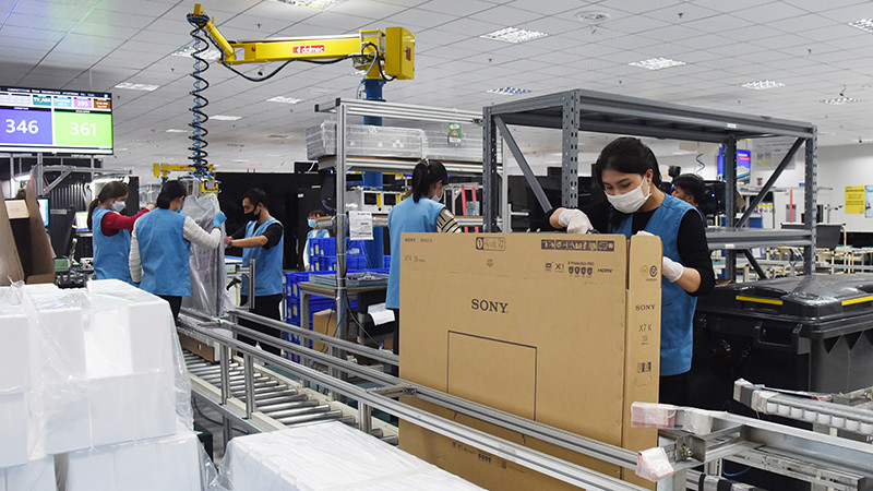 Công nhân Công ty TNHH Competition Team Technology (Việt Nam) đóng gói sản phẩm màn hình tinh thể lỏng công nghệ cao tại Khu công nghiệp Ðông Mai, tỉnh Quảng Ninh. (Ảnh KHÁNH AN) 