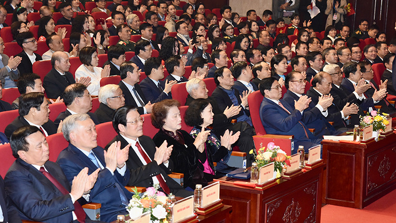 Thủ tướng Phạm Minh Chính và các đồng chí lãnh đạo, nguyên lãnh đạo Ðảng, Nhà nước dự lễ trao giải. (Ảnh TRẦN HẢI) 