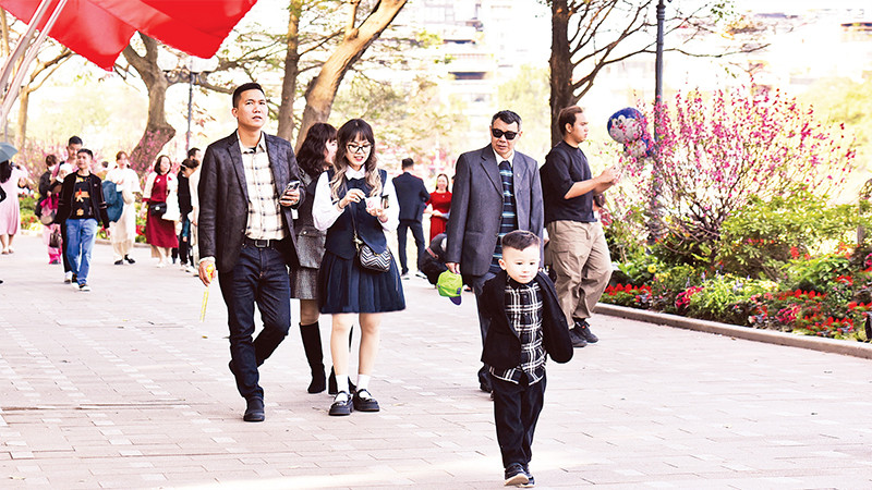 Người dân Thủ đô Hà Nội du Xuân chiều mồng 2 Tết Nguyên đán Giáp Thìn năm 2024 tại hồ Hoàn Kiếm. (Ảnh Trần Hải) 