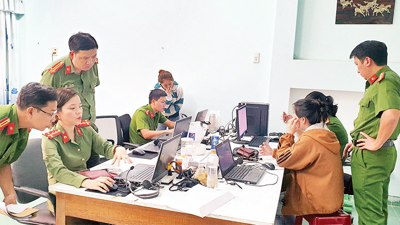 Lực lượng an ninh mạng, Văn phòng Cơ quan Cảnh sát điều tra (Công an tỉnh Phú Yên) đấu tranh với các đối tượng tình nghi sử dụng phương tiện điện tử thực hiện hành vi lừa đảo chiếm đoạt tài sản. (Ảnh XUÂN HUY) 