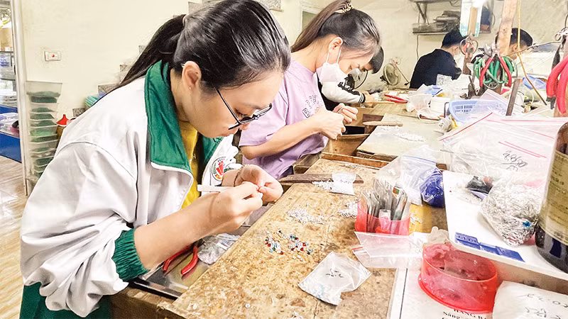 Thợ chế tác vàng, bạc mỹ nghệ ở cơ sở Phước Ngoãn có thu nhập trung bình khoảng 10 triệu đồng/người/tháng. 