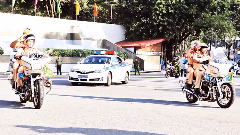 Lực lượng Công an tỉnh Ðồng Nai ra quân thực hiện bảo đảm an toàn giao thông dịp Tết Nguyên đán. 