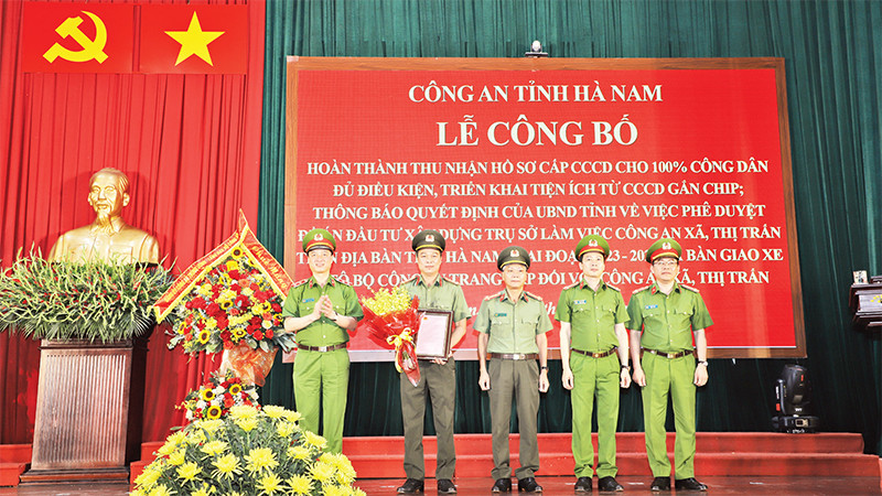 Thứ trưởng Bộ Công an Nguyễn Duy Ngọc trao Thư khen của Bộ trưởng Công an tặng Công an tỉnh Hà Nam. (Ảnh Trung Dũng) 