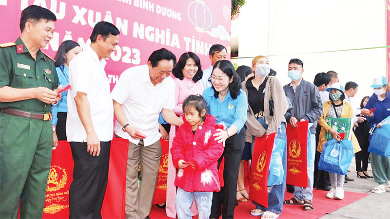 Lãnh đạo tỉnh Bình Dương trao tặng quà và động viên công nhân có hoàn cảnh khó khăn về quê đón Tết tại "Chuyến tàu Xuân nghĩa tình" năm 2023. 