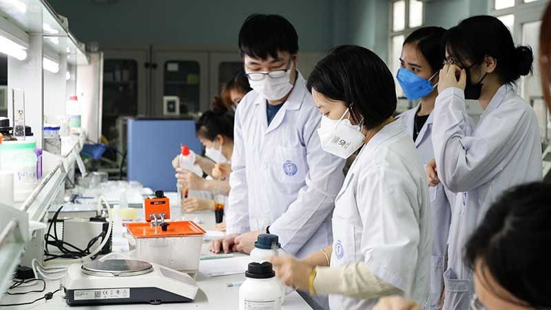 Sinh viên Ðại học Quốc gia Hà Nội học tập, nghiên cứu chuyên sâu. (Ảnh TUẤN ANH) 