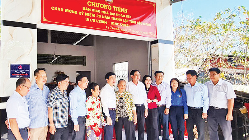 Bàn giao nhà "Ðại đoàn kết" cho bà Lê Thị Phấn (Khu vực 3, Phường 4, thành phố Vị Thanh, Hậu Giang). 