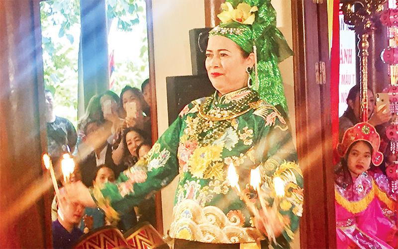 Trình diễn hầu đồng tại đền Rừng (quận Long Biên, thành phố Hà Nội). 