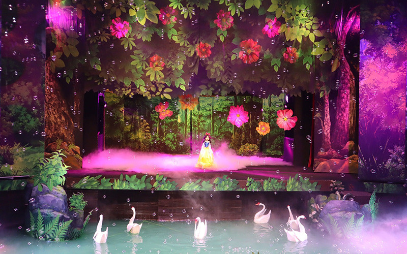 Vở rối "Thế giới thần tiên" hấp dẫn khán giả bởi sự đầu tư sân khấu công phu. 