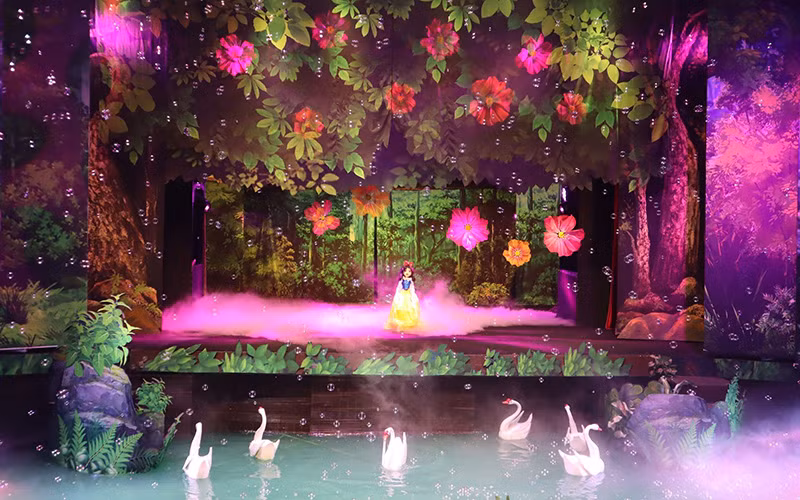 Vở rối "Thế giới thần tiên" hấp dẫn khán giả bởi sự đầu tư sân khấu công phu. 