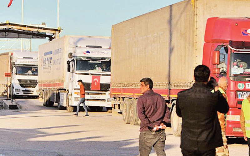 Ðoàn xe chở hàng viện trợ quốc tế vào Syria. (Ảnh GETTY) 