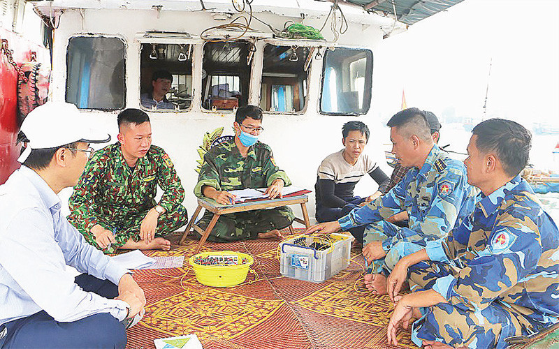 Lực lượng biên phòng và kiểm ngư tuyên truyền, vận động ngư dân ký cam kết không khai thác tại vùng biển nước ngoài. 