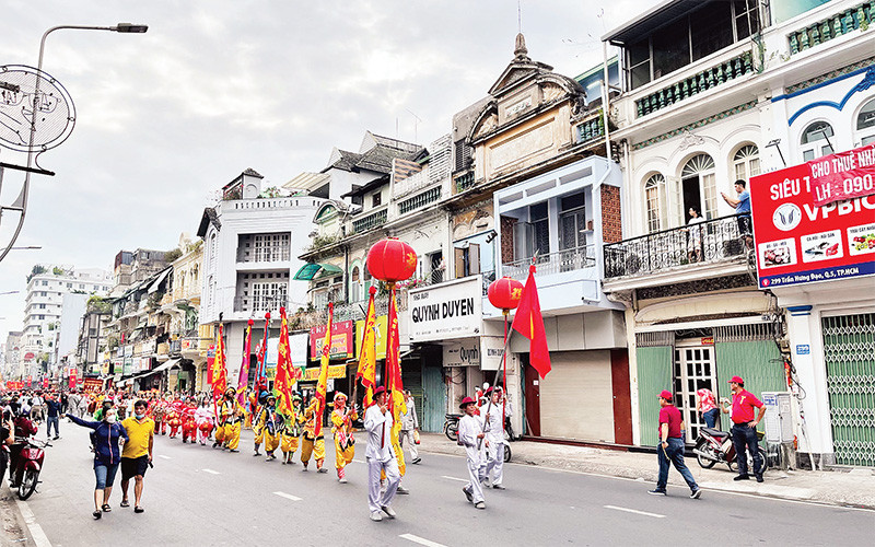 Biểu diễn nghệ thuật, trình diễn múa lân sư rồng trên đường phố dịp Tết Nguyên tiêu. 