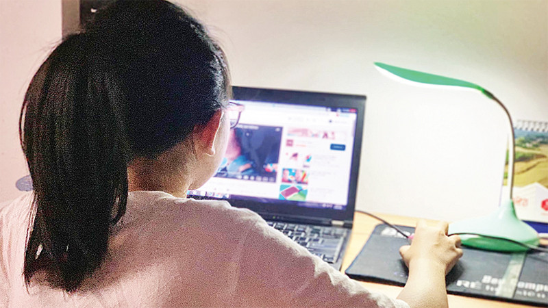 Các bậc phụ huynh cần tìm hiểu, chia sẻ và hướng dẫn con em mình sử dụng mạng xã hội. 