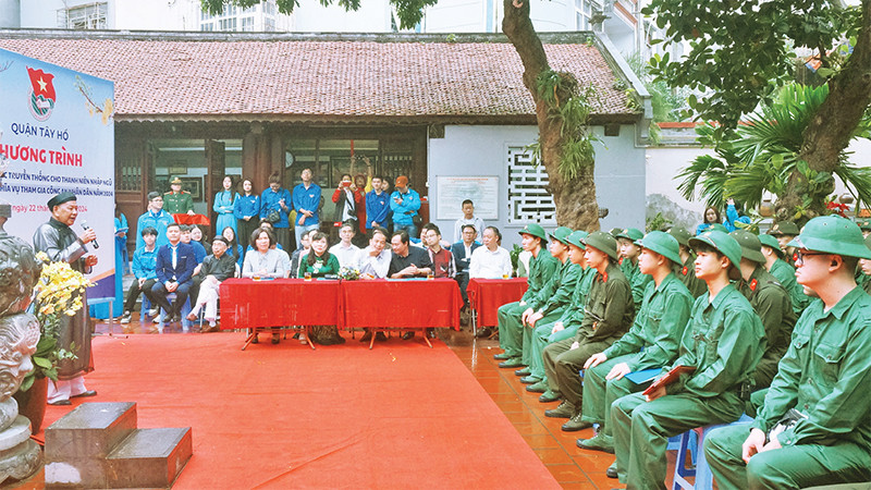Quận Tây Hồ chú trọng giáo dục công tác chính trị-tư tưởng với thế hệ trẻ trong xây dựng người Hà Nội thanh lịch, văn minh. 