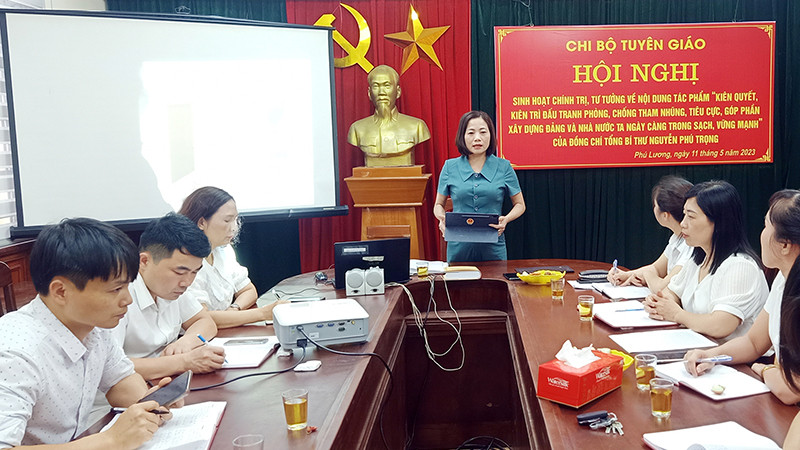 Hội nghị sinh hoạt chính trị, tư tưởng về tác phẩm "Kiên quyết, kiên trì đấu tranh phòng, chống tham nhũng, tiêu cực, góp phần xây dựng Ðảng và Nhà nước ta ngày càng trong sạch, vững mạnh" tại Chi bộ Tuyên giáo, huyện Phú Lương, tỉnh Thái Nguyên. (Ảnh ÐỨC THUẬN) 