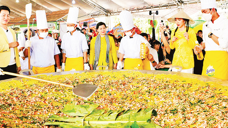 Chiếc bánh xèo có đường kính 3m, do 14 đầu bếp thực hiện để du khách thưởng thức miễn phí. 