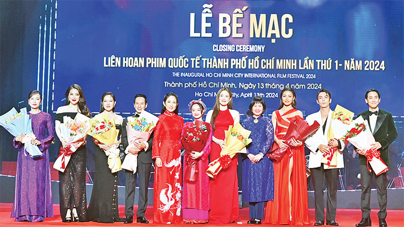 Các đại biểu, diễn viên trong lễ bế mạc Liên hoan phim quốc tế Thành phố Hồ Chí Minh lần thứ nhất. 