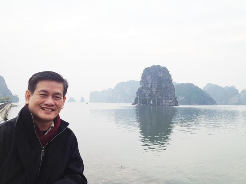 KTS Ngô Viết Nam Sơn tại Vịnh Hạ Long. Ông là chủ nhiệm dự án xây dựng Tháp bay Hạ Long tại thành phố Hạ Long vào giữa thập niên 2010.