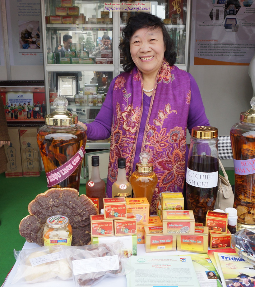 PGS.TS Nguyễn Thị Chính bên những sản phẩm từ nấm dược liệu. Ảnh: Quỳnh Hoa