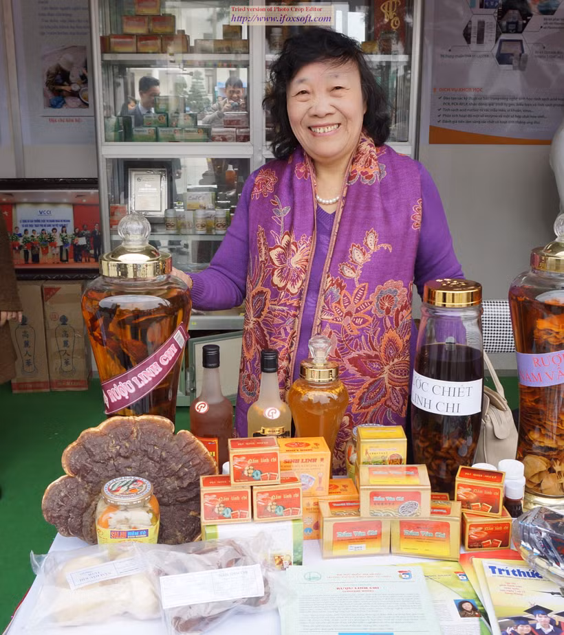 PGS.TS Nguyễn Thị Chính bên những sản phẩm từ nấm dược liệu. Ảnh: Quỳnh Hoa