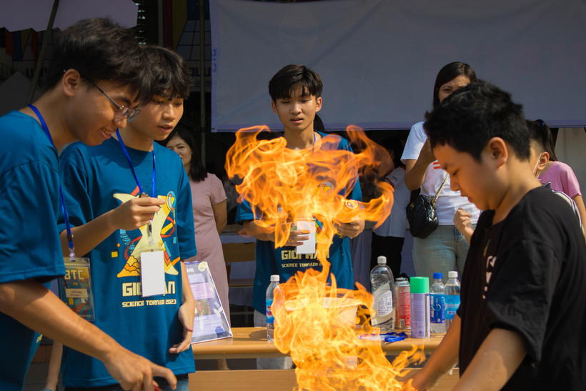 Một gian thí nghiệm thú vị thu hút nhiều sự chú ý của nhiều người tại sự kiện Science Tornado 2023. Ảnh | Khánh Chi 