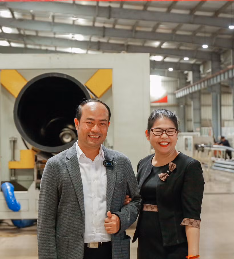 Ông Langkone Xaignavong và Phạm Thị Kim Dung hạnh phúc tại Nhà máy Toyo (Lào).